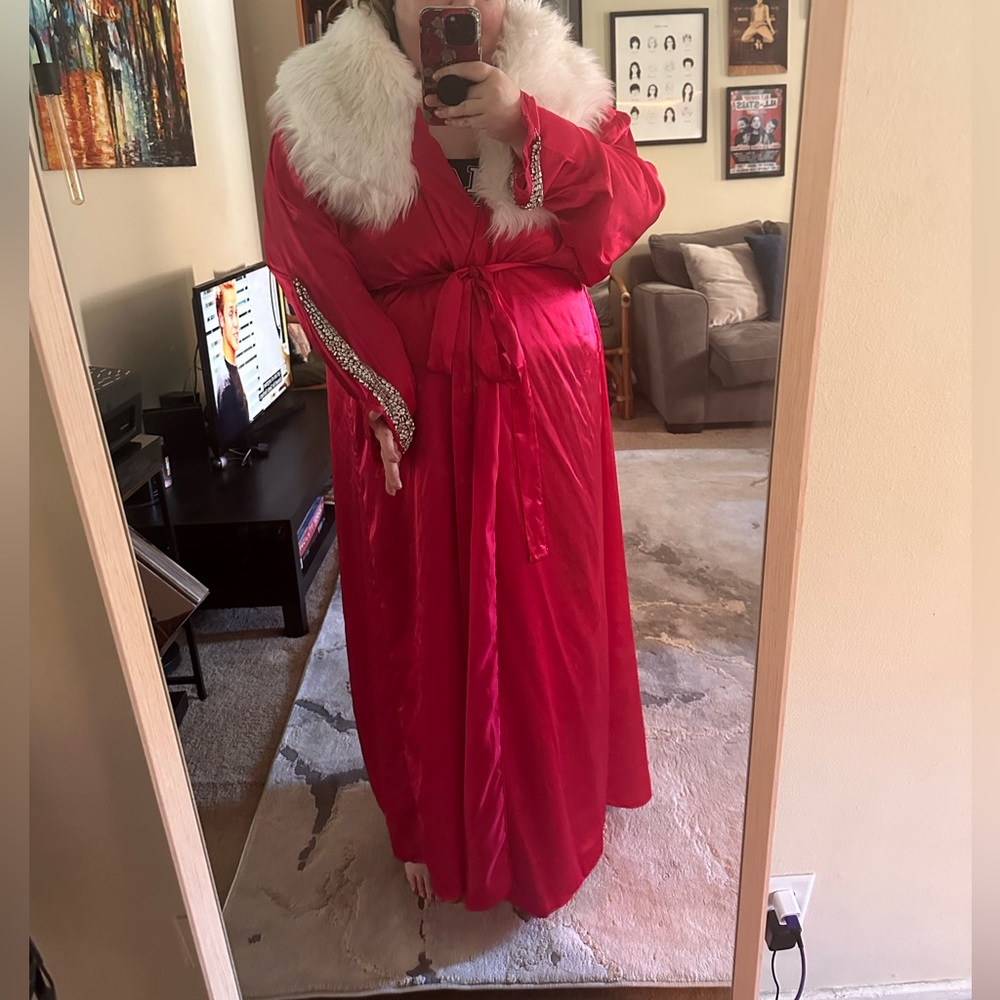 Previously owned by Nicole Byer! Red, plus size robe with fur